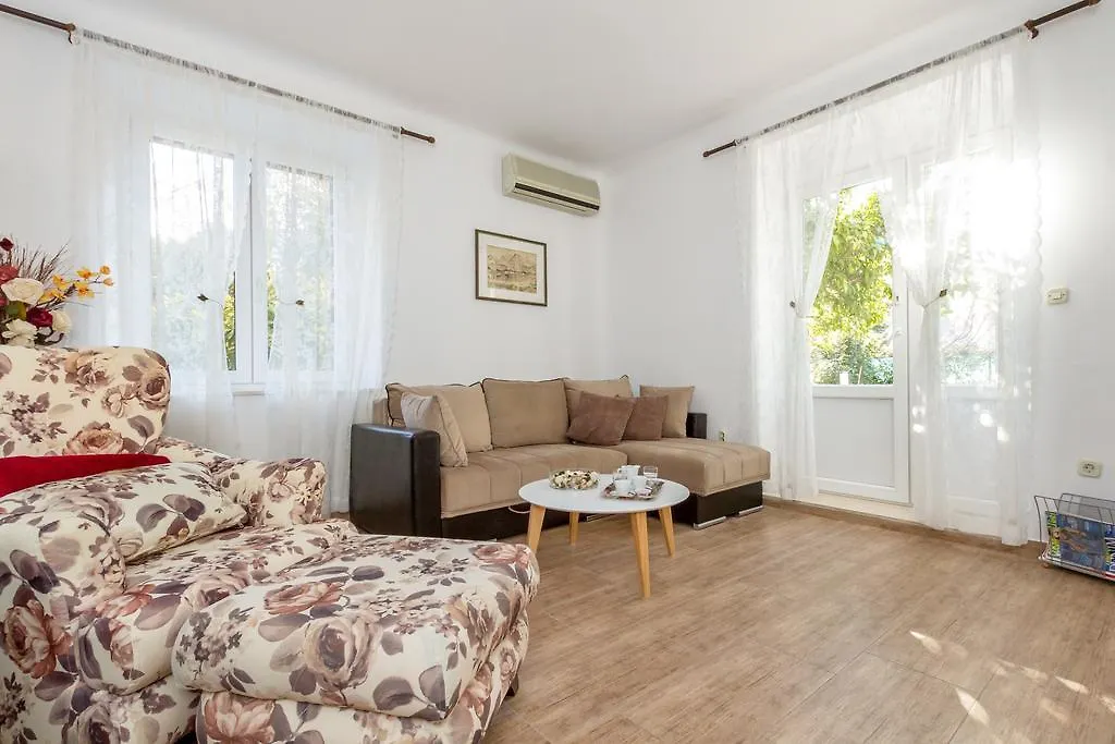 For All Seasons Apartment Split Guest house